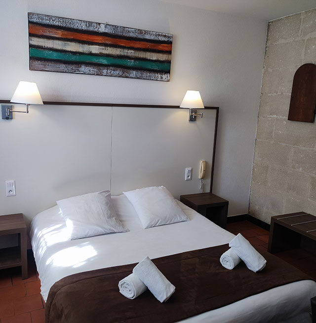 Chambre confort équipée d'un grand lit, du Relais du Val d’Orbieu, hôtel proche de Montredon-des-Corbières