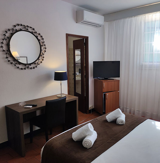 Chambre confort équipée d'un grand lit et d'une salle de bains, du Relais du Val d’Orbieu, hôtel dans l'Aude