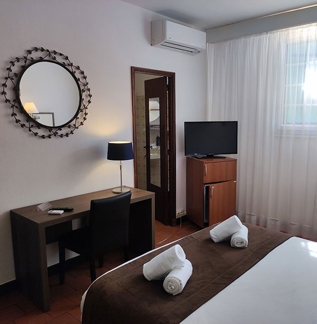 Comfort room with double bed and bathroom, Relais du Val d'Orbieu, hotel in the Aude department