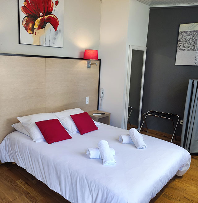 Chambre PMR, avec lit adapaté pour les personnes à mobilité réduite du Relais du Val d’Orbieu, hôtel de charme près de Carcassonne