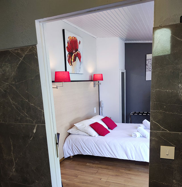 Chambre PMR, avec porte large et lit adapaté pour les personnes à mobilité réduite du Relais du Val d’Orbieu, hôtel dans l'Aude