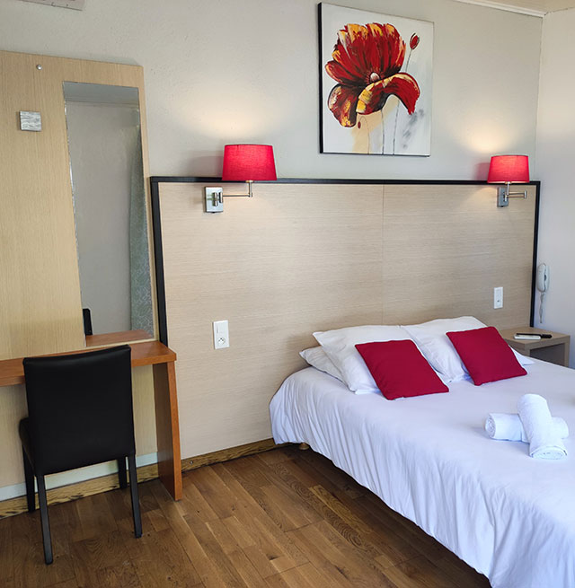 Chambre PMR confortable avec lit adapaté pour les personnes à mobilité réduite du Relais du Val d’Orbieu