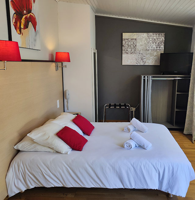 Chambre PMR avec lit adapaté pour les personnes à mobilité réduite, hôtel de charme près de Carcassonne