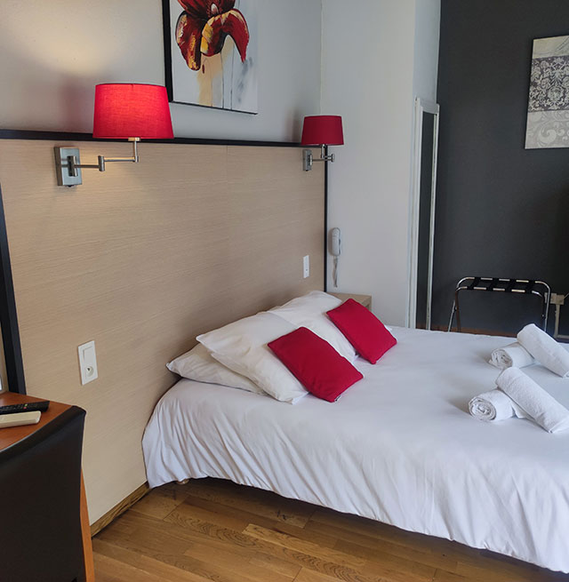 Chambre PMR avec lit adapaté pour les personnes à mobilité réduite, du Relais du Val d’Orbieu