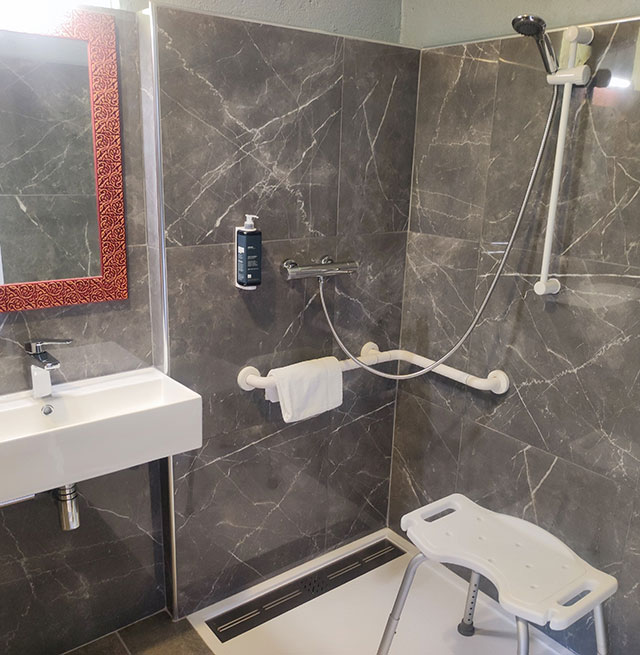 La salle de bain adaptée pour les personnes à mobilité réduite, du Relais du Val d’Orbieu, hôtel proche de Montredon-des-Corbières