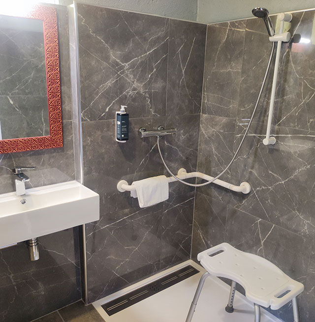 Bathroom adapted for people with reduced mobility, at the Relais du Val d'Orbieu, hotel near Montredon-des-Corbières