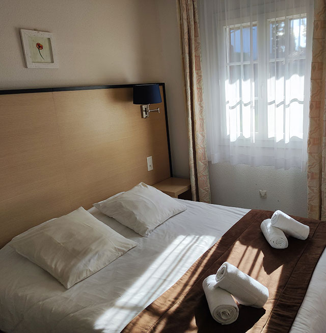 Chambre standard équipée d'un grand lit et d'une salle de bains, du Relais du Val d’Orbieu, hôtel de charme près de Narbonne