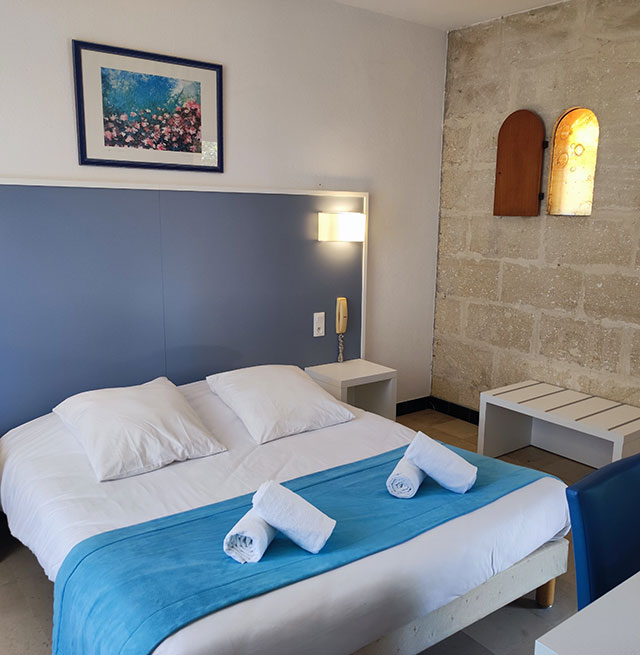 Chambre double avec terrasse privée équipée d'un grand lit, du Relais du Val d’Orbieu, hôtel dans l'Aude