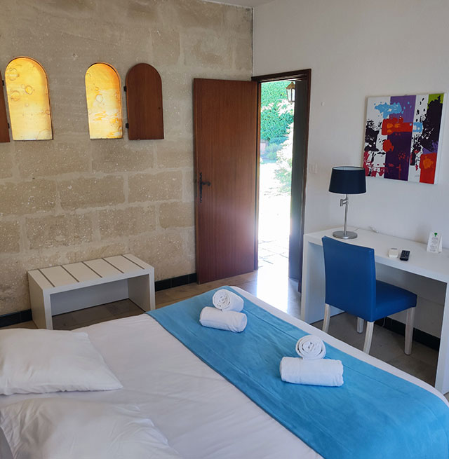 Chambre double avec terrasse privée équipée d'un grand lit, du Relais du Val d’Orbieu, hôtel de charme près de Narbonne