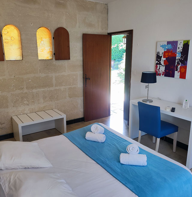 Double room with private terrace equipped with a double bed, du Relais du Val d'Orbieu, charming hotel near Narbonne