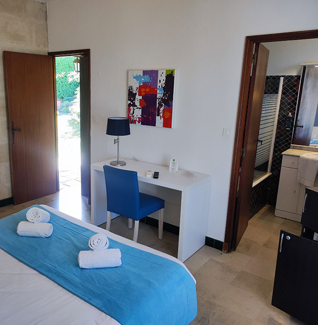 Chambre double avec terrasse privée équipée d'un grand lit et d'une salle de bains, du Relais du Val d’Orbieu, hôtel proche de Montredon-des-Corbières