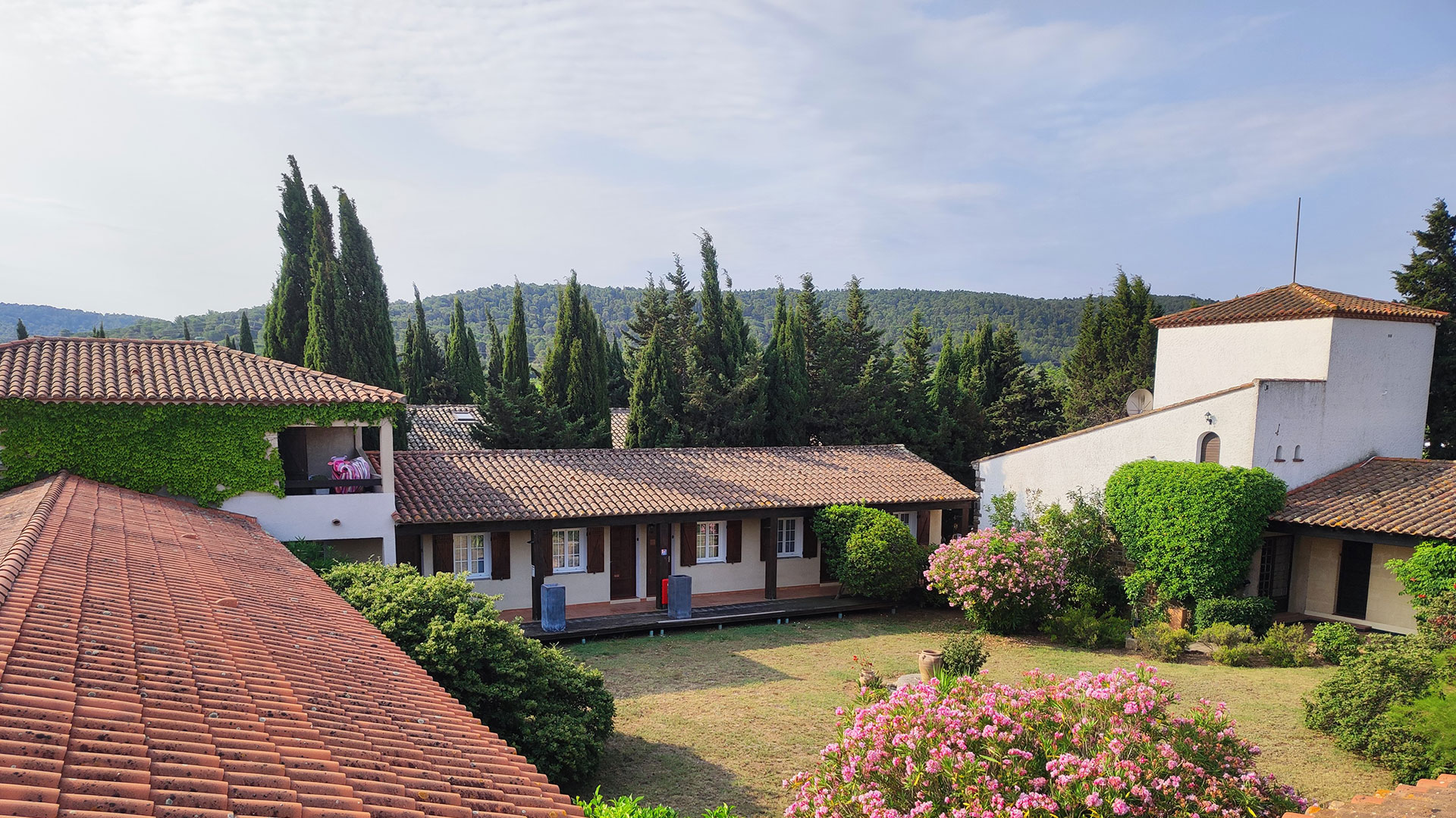 Vue aérienne de l'entrée des chambres du Relais du Val d'Orbieu près de Carcassonne