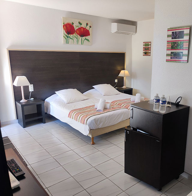 Chambre avec deux lits de la suite du Relais du Val d’Orbieu, hôtel de charme près de Narbonne