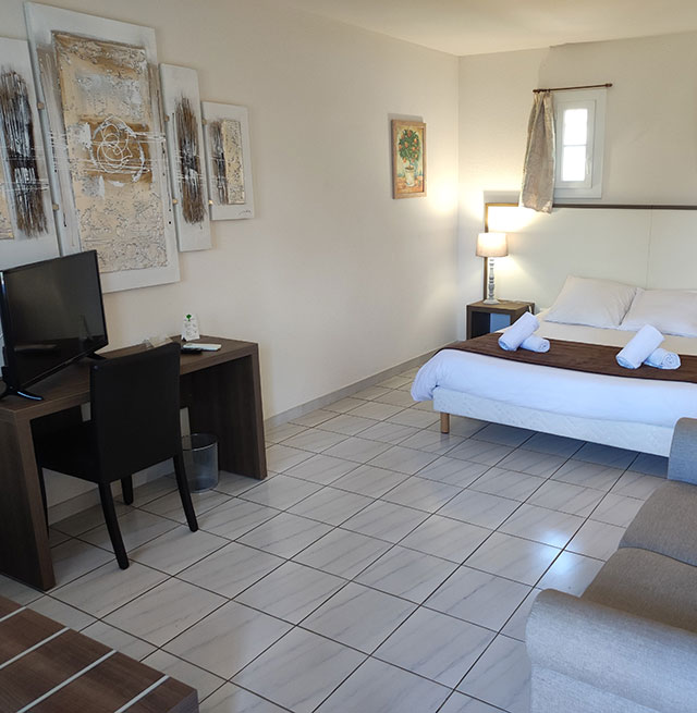 L'Espace spacieux et confortable de la suite familiale, du Relais du Val d’Orbieu, hôtel dans l’Aude